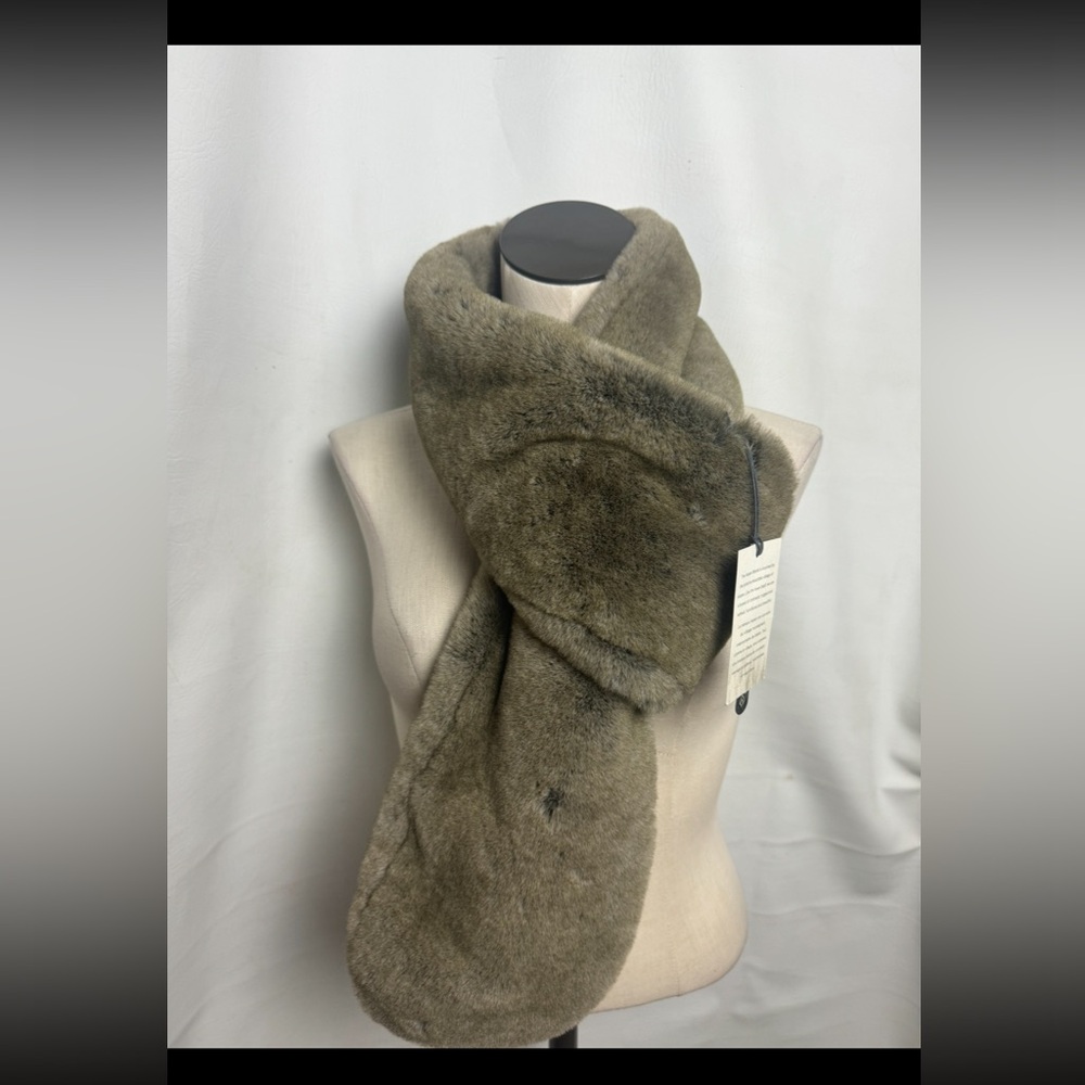 Aspen Faux Fur One Size Luxurious Scarf in Taupe NWT